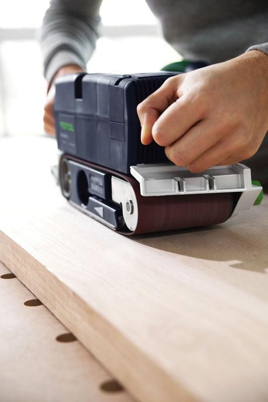 Festool Bandschleifer mit Schleifband beim Schleifen von Holzwerkstoff auf Werkstück