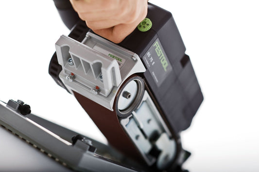 Festool Schleifrahmen FSR-BS 75 wird auf Bandschleifer montiert, Draufsicht mit grünem Drehrad