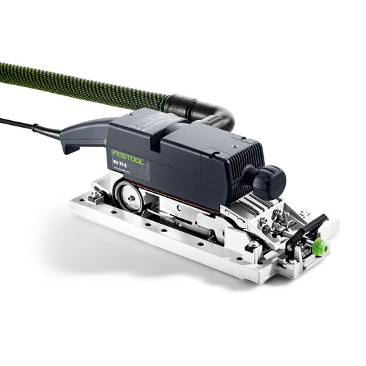 Festool Bandschleifer BS 75 E-Set mit grünem Schleifband, schwarzem Motor und weißer Schleifplatte, Ansicht von rechts.