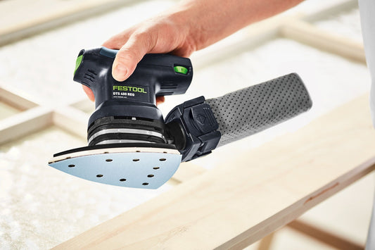 Festool DTS 400 REQ Deltaschleifer in Anwendung beim Schleifen einer Holzoberfläche, blauer Schleifschuh sichtbar