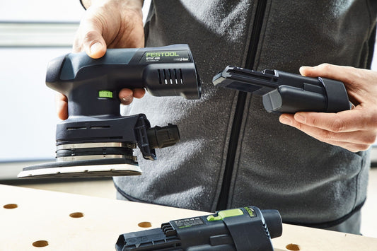 Festool Akkupack BP 18 Li 3,0 Ergo mit Wechselakku und DTSC 400 Schleifer im Vergleich