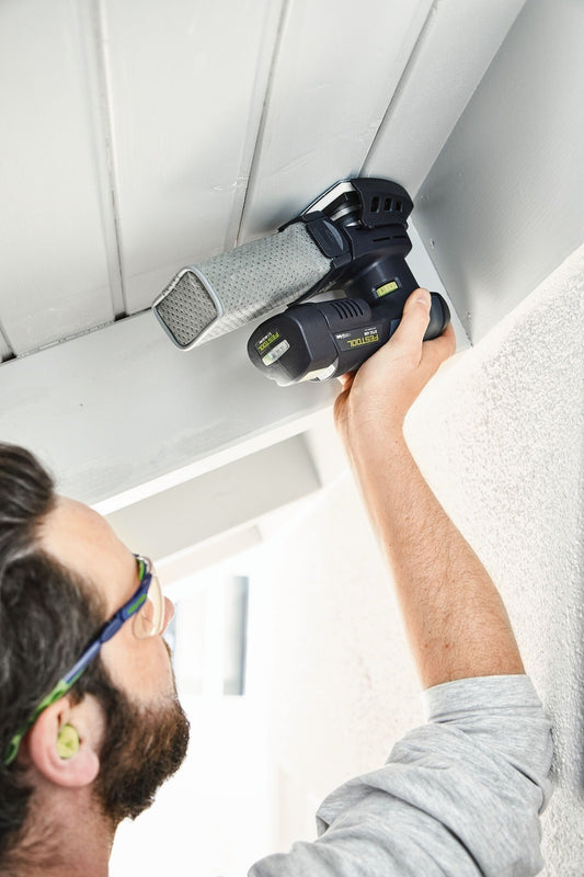 Festool DTSC 400 Akku-Deltaschleifer mit ergonomischem Griff bei Eckenschliff an Gipskartonwand mit Schleifschuh