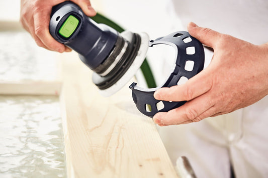 Festool ETS 125 REQ Exzenterschleifer mit StickFix Schleifteller beim Schleifen von Holz im Einhandbetrieb