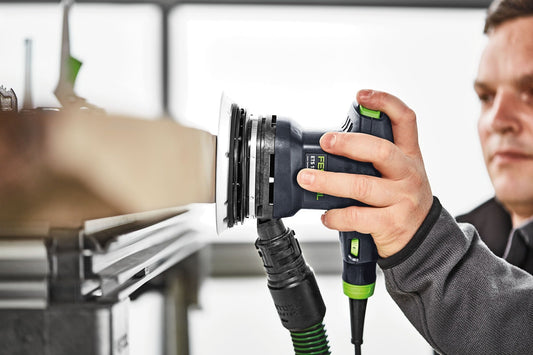 Festool ETS 125 REQ Exzenterschleifer mit StickFix Schleifteller und Absauganlage in Anwendung