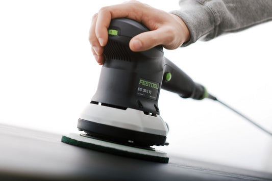 Festool ETS 150/3 EQ-Plus Exzenterschleifer in Anwendung auf Werkstück mit grünem Schleifteller