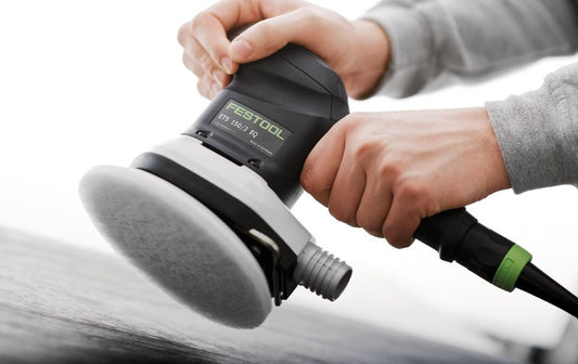 Festool Exzenterschleifer ETS 150/5 EQ in Anwendung auf Holzoberfläche, Bedienung mit beiden Händen