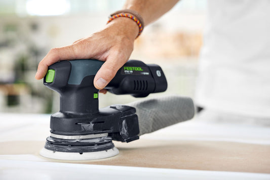 Festool Exzenterschleifer mit Interface-Pad IP D150/MJ2-15 beim Schleifen gewölbter Holzoberfläche