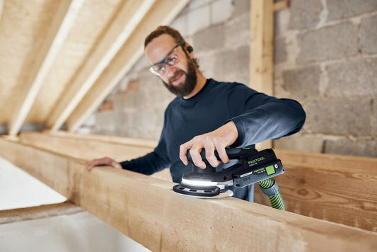 Festool Akku-Exzenterschleifer ETSC 2 150 mit LED-Lichtring beim Schleifen von Holz, 18V Akkutechnik