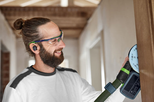 Festool Akku-Exzenterschleifer ETSC 2 150 mit LED-Lichtring in Anwendung beim Schleifen