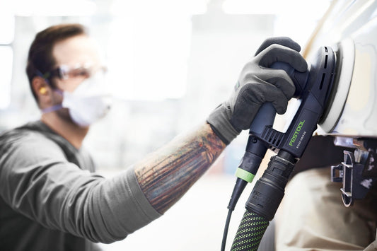 Festool Exzenterschleifer mit Schleifscheibe Platin in Anwendung, Handschuhe, Schutzbrille