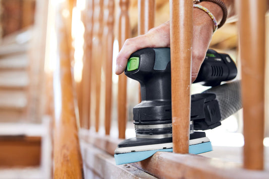 Festool Schleifer mit Granat PROfile Delta Schleifblatt beim Schleifen von Holzprofil in Anwendung