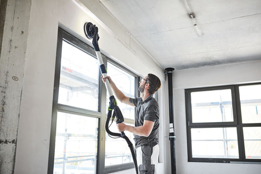 Festool Langhalsschleifer PLANEX LHS 2 225 mit Schlauchclip bei Deckenschliff an Fensterrahmen