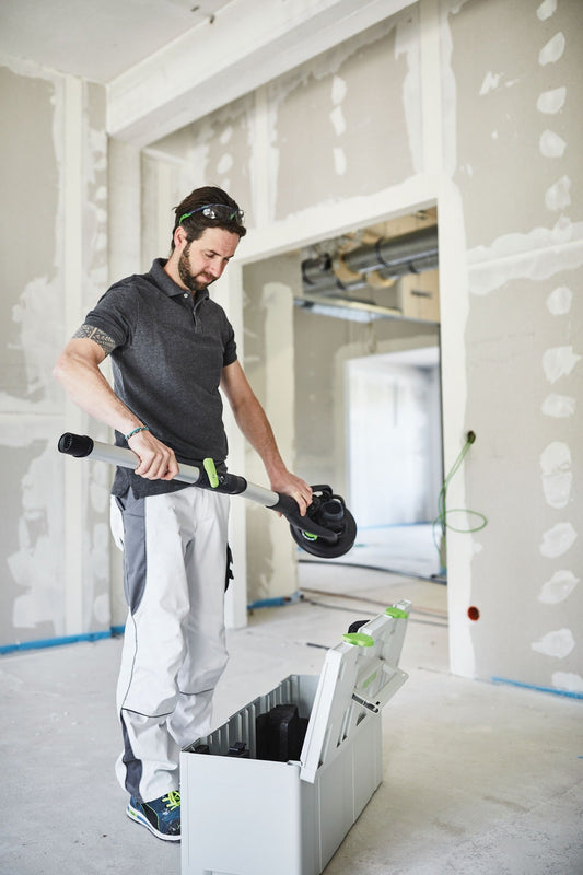 Festool PLANEX LHS 2 225 EQI mit Verlängerung VL-LHS 2 225 bei der Anwendung an hoher Wand.