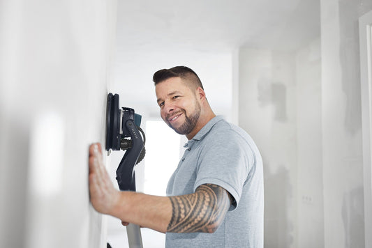 Festool Langhalsschleifer PLANEX LHS 2-M 225 EQ in Anwendung an der Wand, Mann schleifen Wand mit Langhalsgriffsystem
