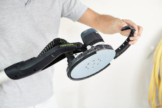 Festool Bürstensegment BS-LHS-E 225 und Schleifteller in Händen demonstriert