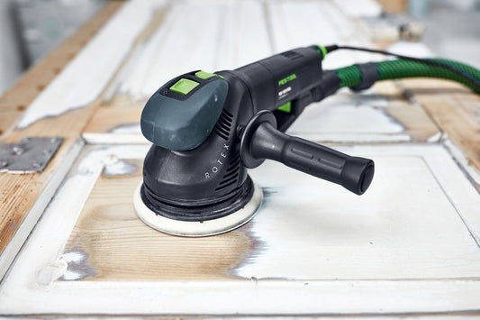 Festool Zusatzhandgriff ZG-RAS/RO bei Schleifarbeiten auf Holzoberfläche im Einsatz
