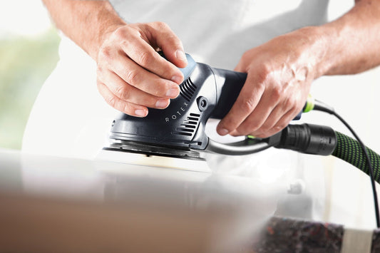 Festool ROTEX RO 150 Exzenterschleifer in Anwendung beim Schleifen mit ergonomischem Griff und sichtbarem Schleifteller