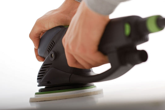 Festool ROTEX RO 150 Exzenterschleifer mit grünem Schleifteller beim Schleifen, Schleifhub und FastFix Tellerwechsel