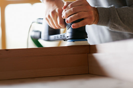 Festool Schleifteller mit Klettbelag wird von Hand auf Exzenterschleifer aufgebracht, Anwendungsbeispiel