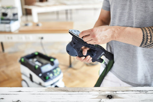 Festool RO 90 DX Schleifer mit dreieckigem Granat V93 Schleifblatt StickFix System beim Schleifen