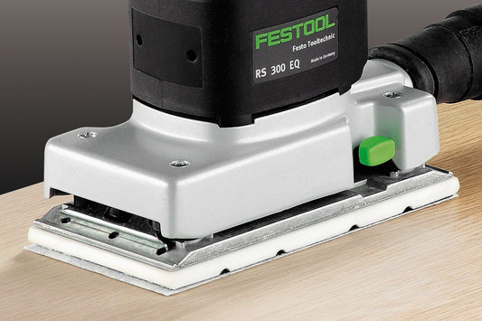 Festool RS 300 EQ Schleifschuh mit grünem Schalter auf Holzoberfläche, StickFix Klettbelag sichtbar