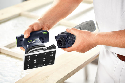 Festool RTS 400 Elektroschleiffer mit Staubfangbeutel SB-Longlife Anwendung auf Holzwerkstück