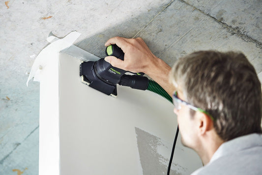 Festool RTS 400 REQ Einhand-Schleifer beim Schleifen einer Gipskartonwand eingesetzt
