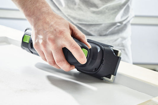 Festool RTSC 400 Akku-Rutscher in Anwendung beim Einhand-Schleifen auf Werkstück