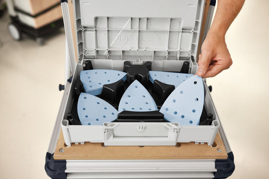 Festool Systainer³ mit sortiertem Granat Delta Schleifmittel in fünf Körnungen und schwarzen Organizer-Fächern.