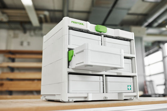 Festool Systainer³ SYS3 S 76 Aufbewahrungsbox mit grünen Griffen auf Werkbank