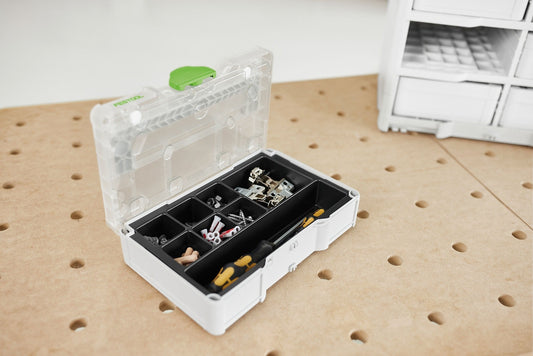 Festool Systainer³ SYS3 S 76 TRA UNI geöffnet mit Universaleinlage und Kleinteilen auf Werkbank