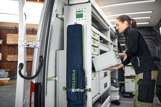 Festool Systainer³ SYS3 M 112 in dunkelblau auf bott vario3 Fahrzeugeinrichtung, Mitarbeiterin entnimmt Systainer aus
