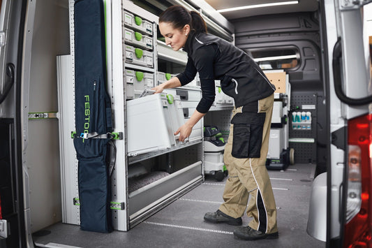 Festool Systainer³ SYS3 M 187 in Fahrzeugeinrichtung, Handwerker entnimmt Behälter aus Lagersystem