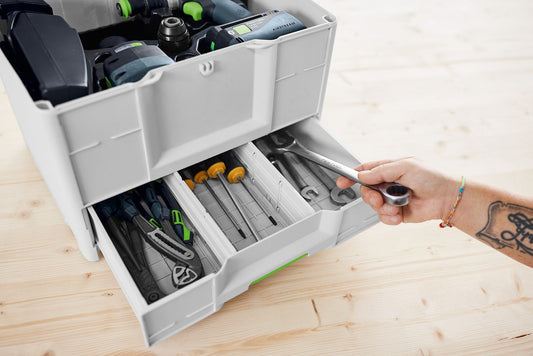 Festool Systainer³ SYS3-COMBI M 337 Frontschublade mit Trennstegen und Werkzeugen geöffnet, Hand entnimmt Werkzeug.