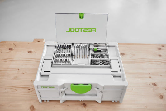 Festool Bohrerkassette BKS SYS3 D3-8 K CE/W mit 18-teiligem Set, geöffnet auf Holztisch mit Holzbohrern und Bits