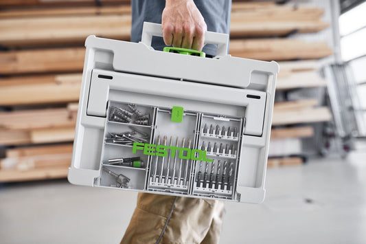 Festool Bohrerkassette BKS SYS3 D3-8 K CE/W geöffnet mit Holzbohrern und Bits im Systainer, in Hand gehalten