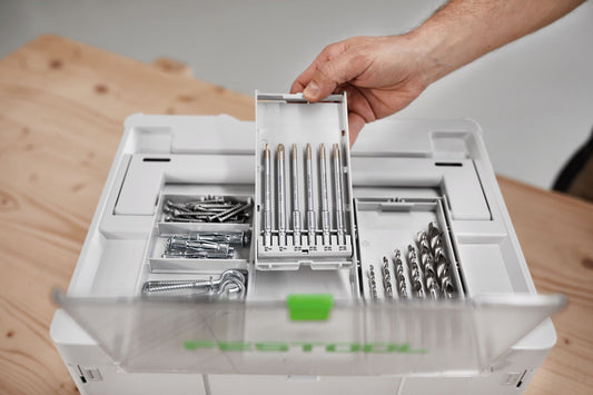 Festool Systainer³ SYS3 DF M 237 mit herausgezogener Bit- und Bohrerkassette, gefüllt mit Werkzeugen und Zubehör