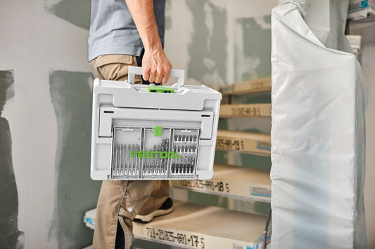 Festool Systainer³ SYS3 DF M 137 mit Bohrern und Bits in transparentem Deckelfach, von Handwerker getragen