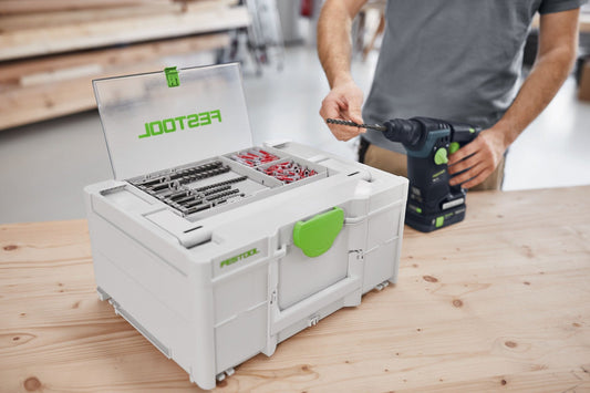 Festool Systainer³ SYS3 DF M 187 mit offener Deckellade zeigt Bit- und Bohrerkassetten, Handwerker mit Akku-Bohrmaschine.