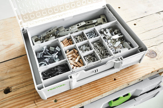 Festool Systainer³ Organizer SYS3 ORG M 89 mit 22 Einsatzboxen gefüllt mit Schrauben, Dübeln und Kleinteilen.