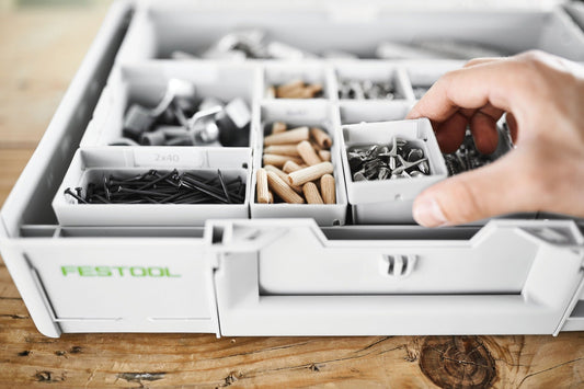 Festool Systainer³ Organizer SYS3 ORG L 89 mit Einsatzboxen, Hand entnimmt Kleinteile aus Fach