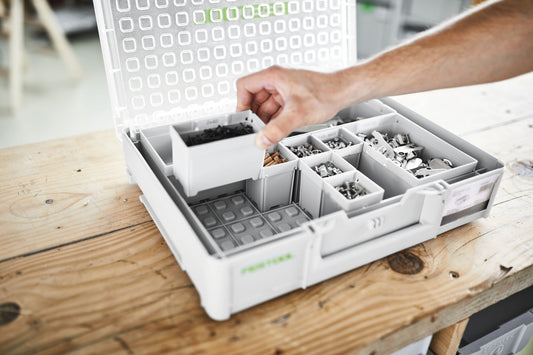 Festool Systainer³ Organizer SYS3 ORG M 89 mit offenen Einsatzboxen und transparentem Deckel, Hand entnimmt Schraube