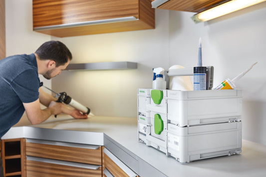 Festool Systainer³ ToolBox SYS3 TB M 137 mit geöffnetem Fach, gefüllt mit Werkzeug und Zubehör in Küche