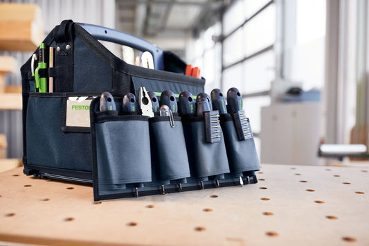Festool Systainer³ ToolBag mit mehreren T-BAG Innentaschen in Textil, bestückt mit Handwerkzeugen auf Werkbank