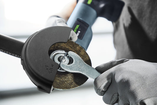 Festool Trennaufsatz TSA-AGC 18-125 mit Trennscheibe, Schutzhaube und Verstellschlüssel in Anwendung