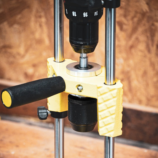 FAMAG Bohrfutteradapter Ø 43 mm mit schwarzem Griff an Bohrständer montiert, Detailansicht