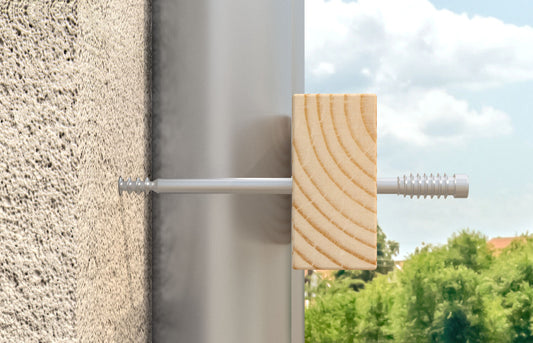 fischer Abstandsschraube ASL in Holzblock eingeschraubt, Anwendungsbeispiel Distanzmontage an Betonwand
