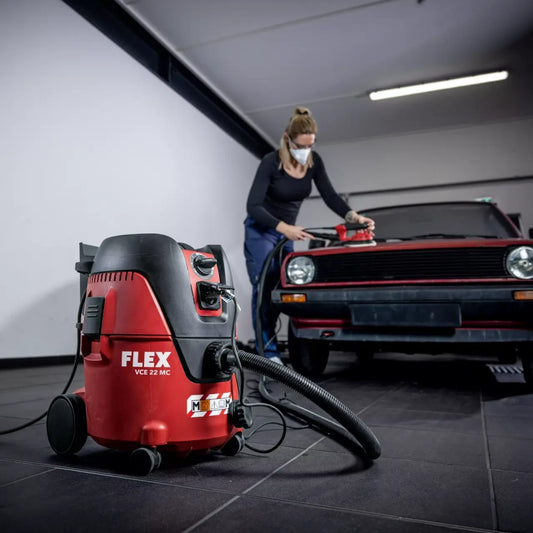 FLEX Sicherheitssauger VCE 22 M MC V Anwendung beim Lackschliff
