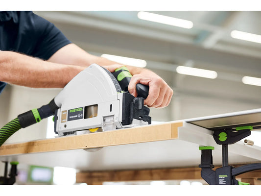 Festool TSC 55 KSEB Akku-Tauchsäge mit Führungsschiene beim präzisen Tauchschnitt in Holz