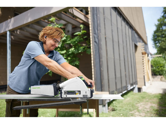Festool TSC 55 KSEB Akku-Tauchsäge bei der Anwendung auf Werkstatt-Arbeitstisch im Einsatz